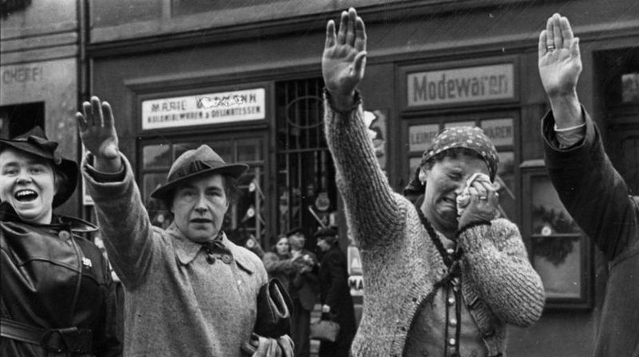 Chinese tourists detained in Berlin for Hitler salute