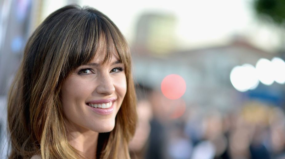 Jennifer Garner reads bedtime stories to her dog