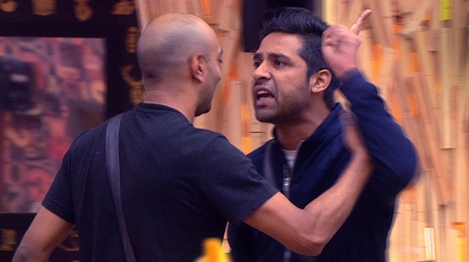 Bigg Boss 11 written update: Puneesh hurls shoe at Akash