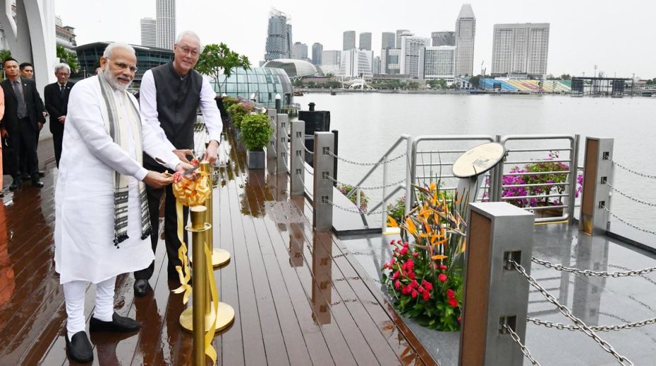 PM Modi unveils Mahatma Gandhi’s plaque with former Singaporean premier