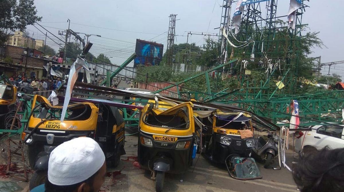 4 dead, 5 injured as 40-feet hoarding collapses on vehicles in Pune