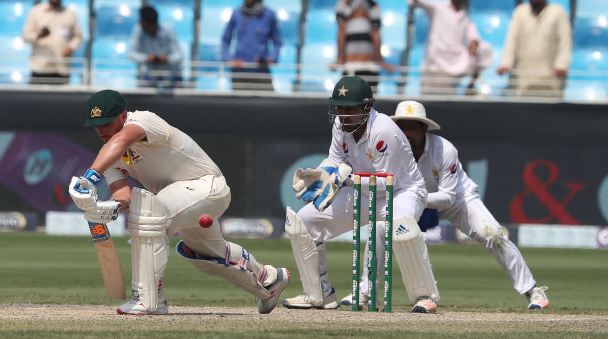 Finch, Khawaja defy Pakistan in first Test