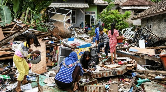 Indonesia Tsunami: 429 dead, toll likely to continue rising as bodies ...