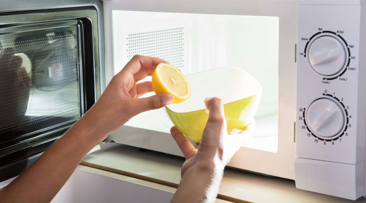 how to clean a microwave with a sponge