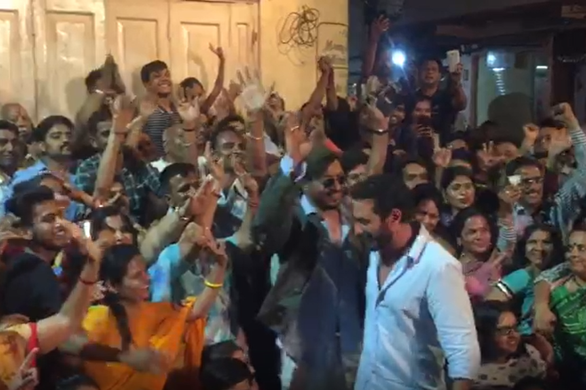 Irrfan video with fans at Angrezi Medium shoot in Udaipur will make you happy
