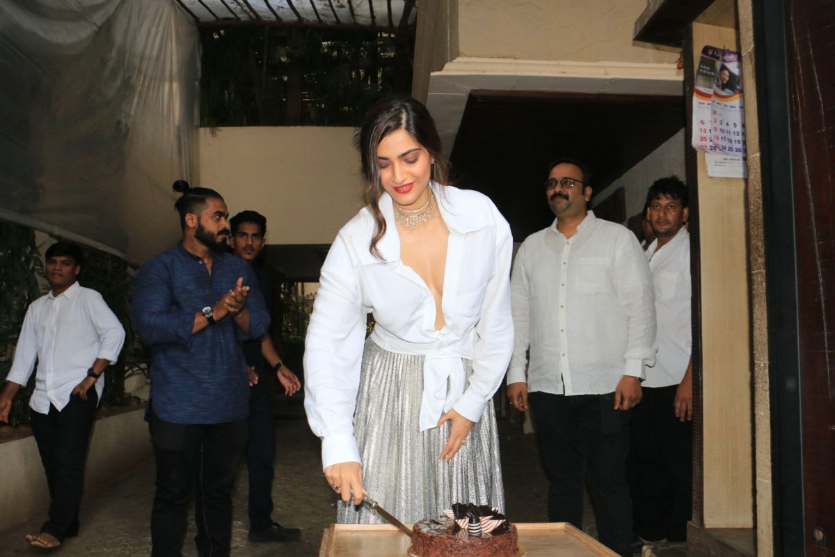 The story behind Sonam Kapoor and Anand Ahuja's unique wedding cake | The  Times of India