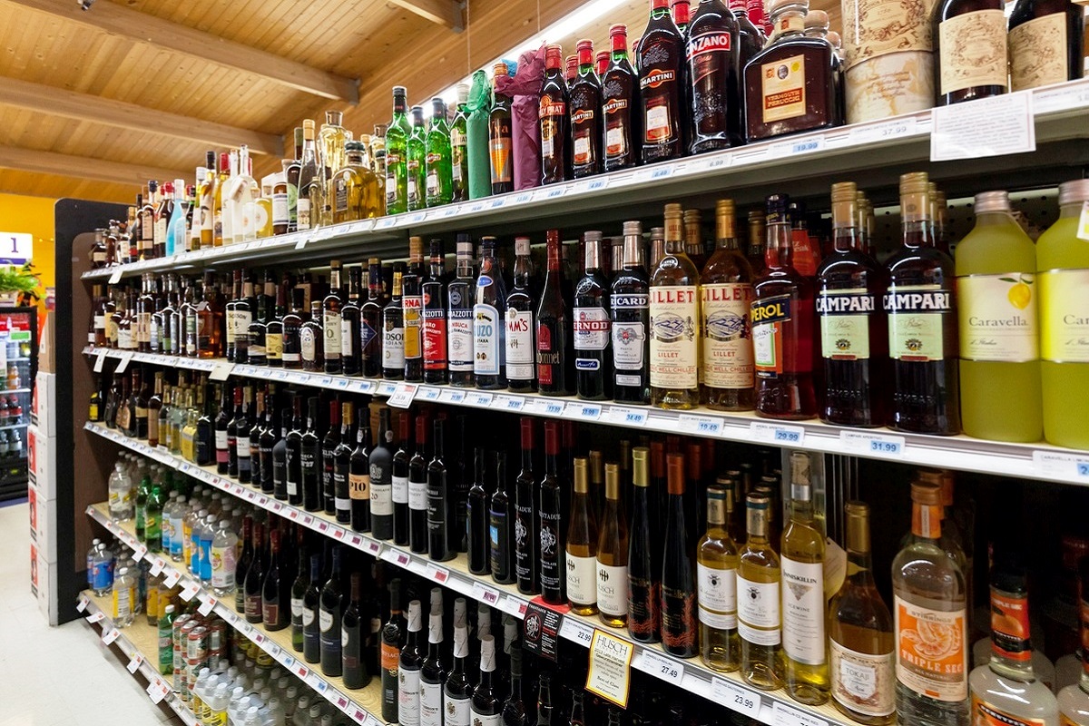 Two IAS officers come to faceoff in Dehradun over liquor shop