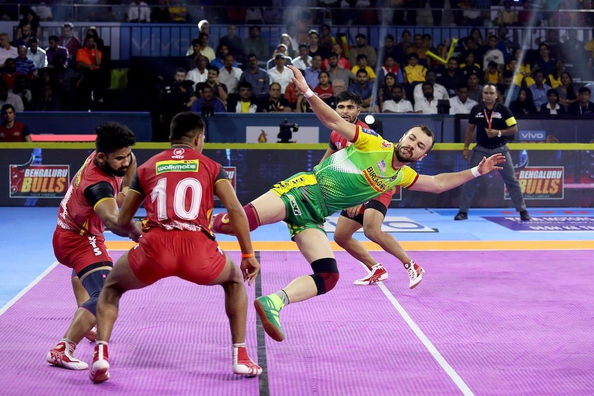 PKL 7: Bengaluru Bulls pip Patna Pirates 34-32 in campaign opener