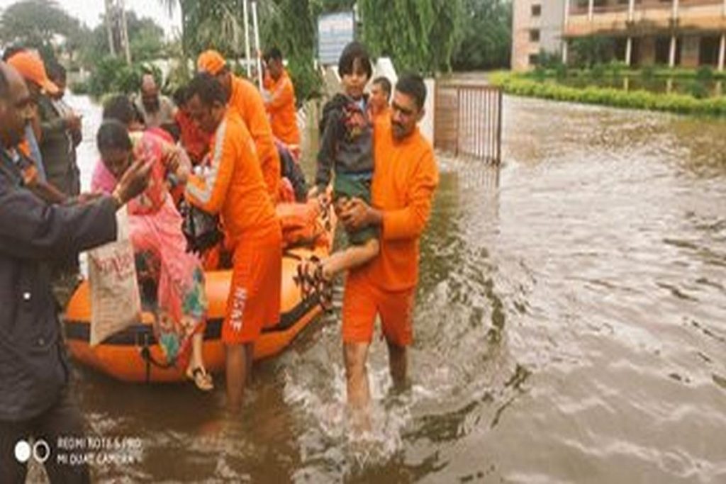 Maharashtra Floods 30 Killed And 2 Lakh Evacuated The Statesman