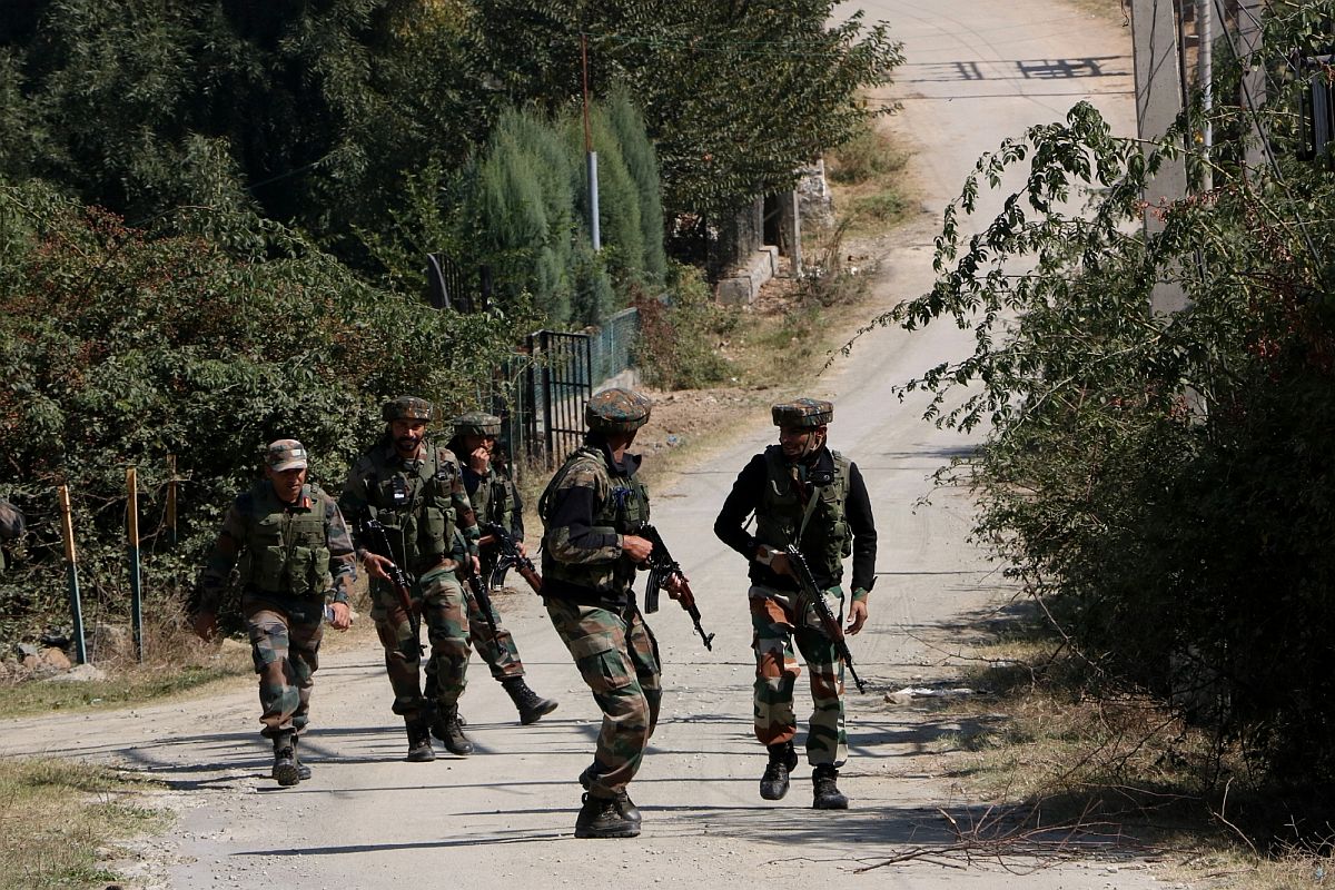 Terrorists attack Army convoy near Gulmarg killing civilian porter, injuring five soldiers