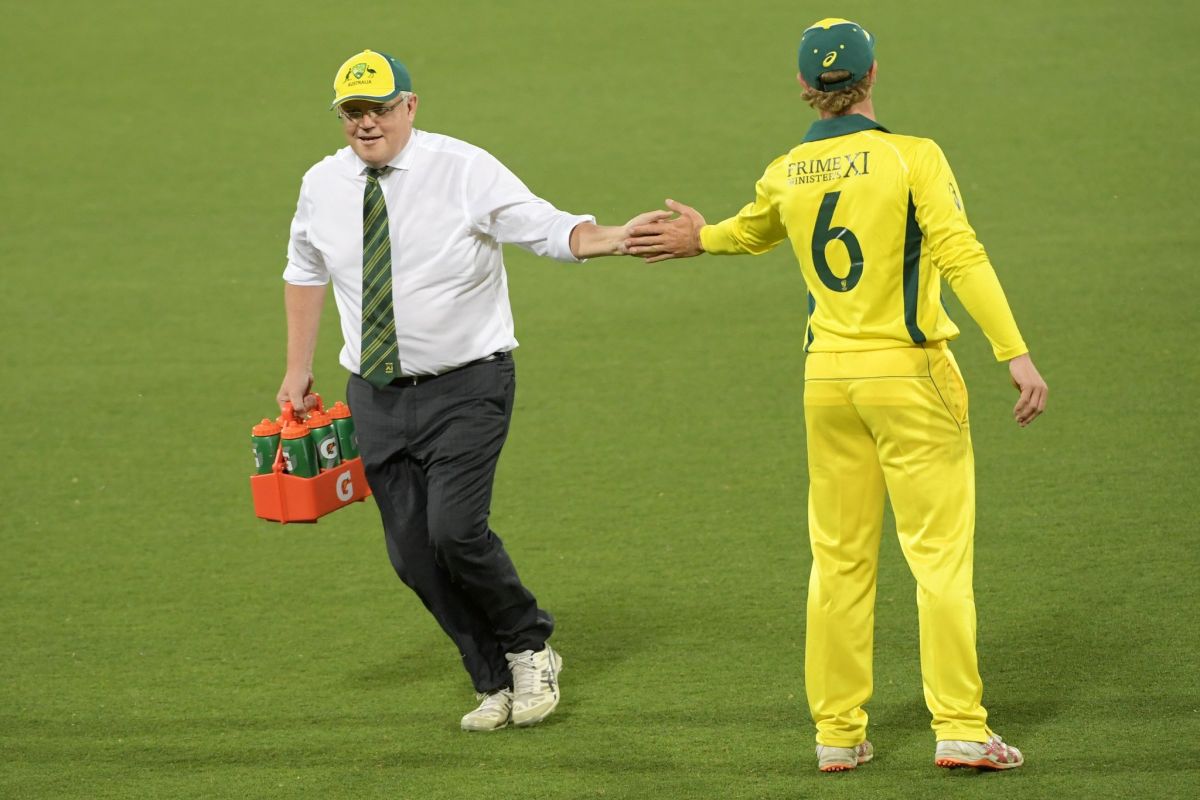 Australian PM Scott Morrison carries drinks in warm-up match, wins over Internet