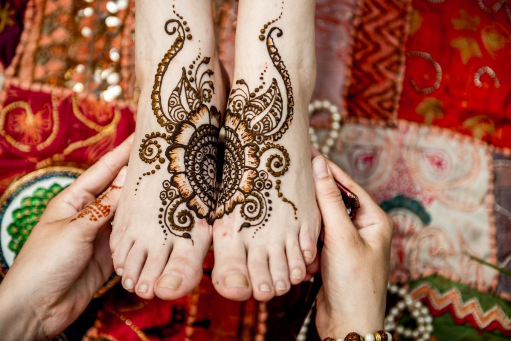 Mehndi designs to adorn your hands and feet this Karwa Chauth - The ...