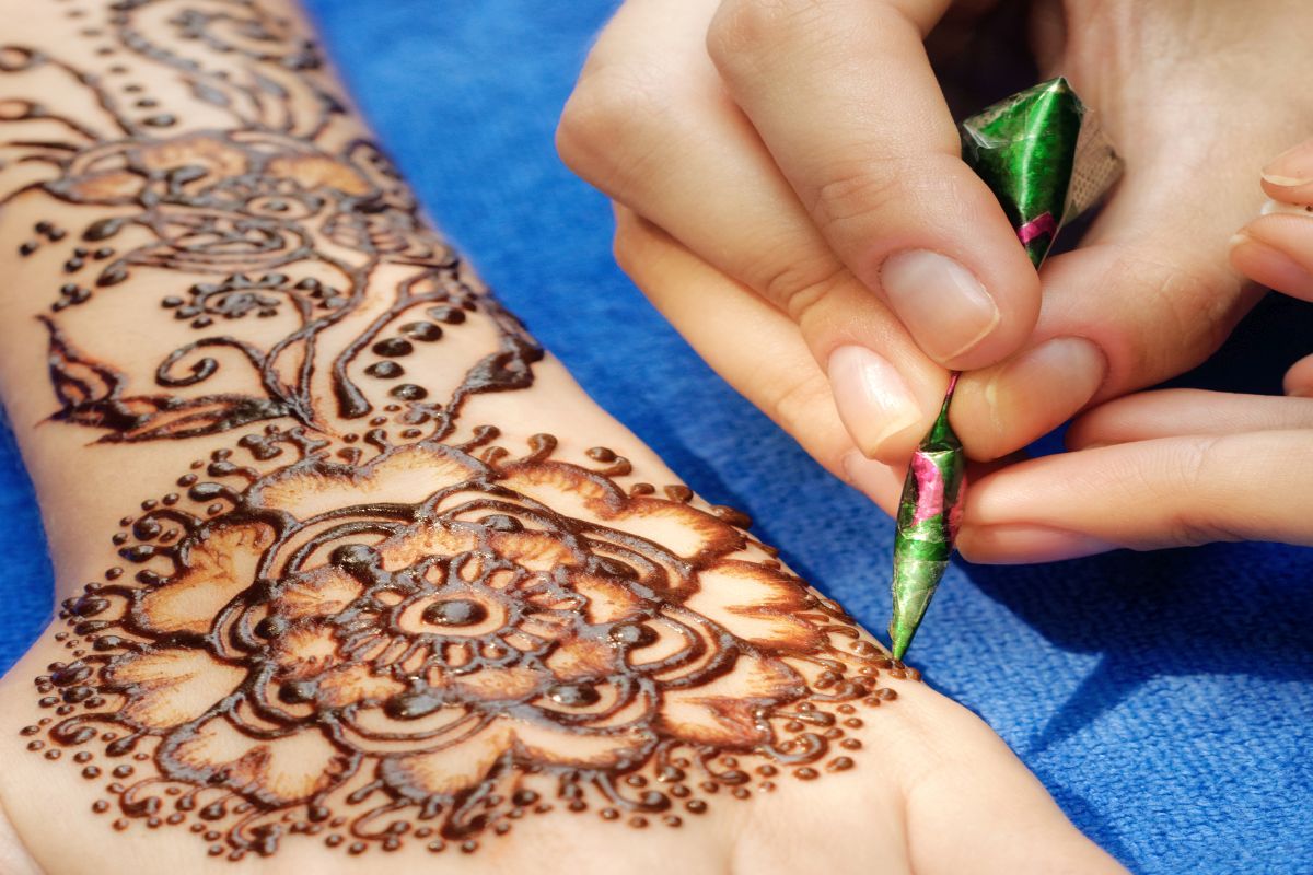 Mehndi designs to adorn your hands and feet this Karwa Chauth ...