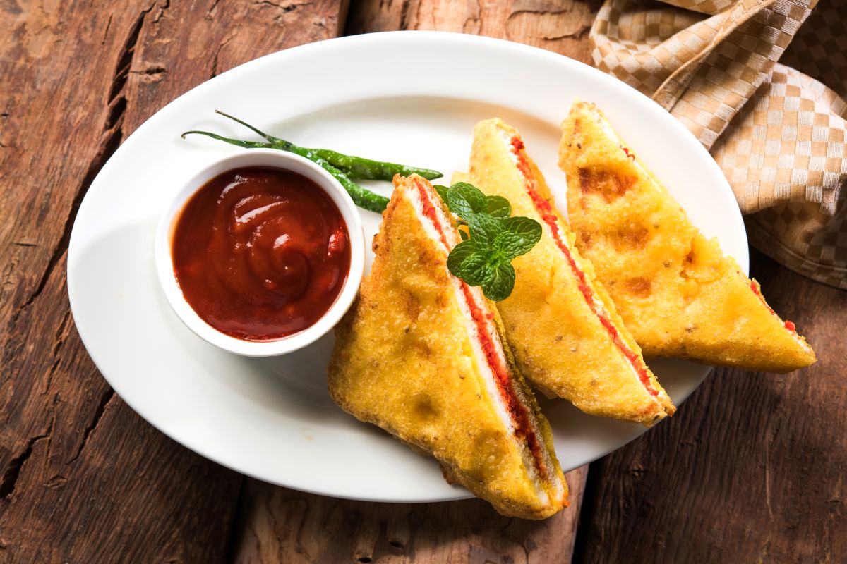 Hot and sizzling stuffed bread pakodas