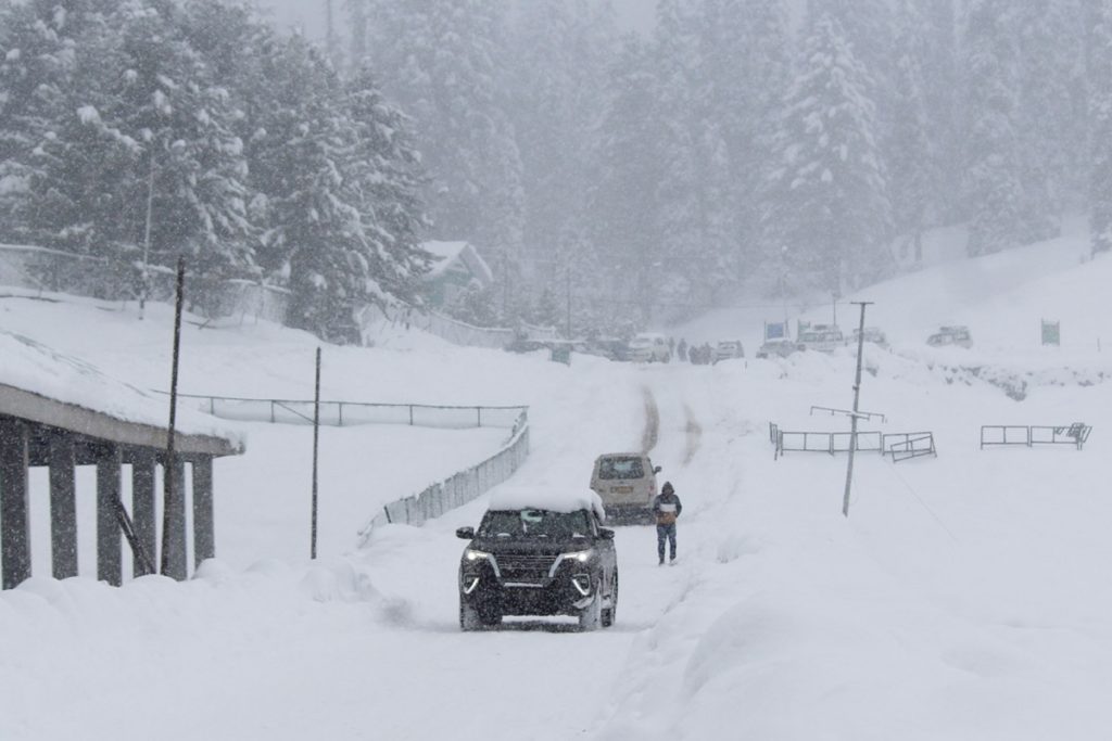 Tourist resorts, Gulmarg, Pahalgam, heavy snow
