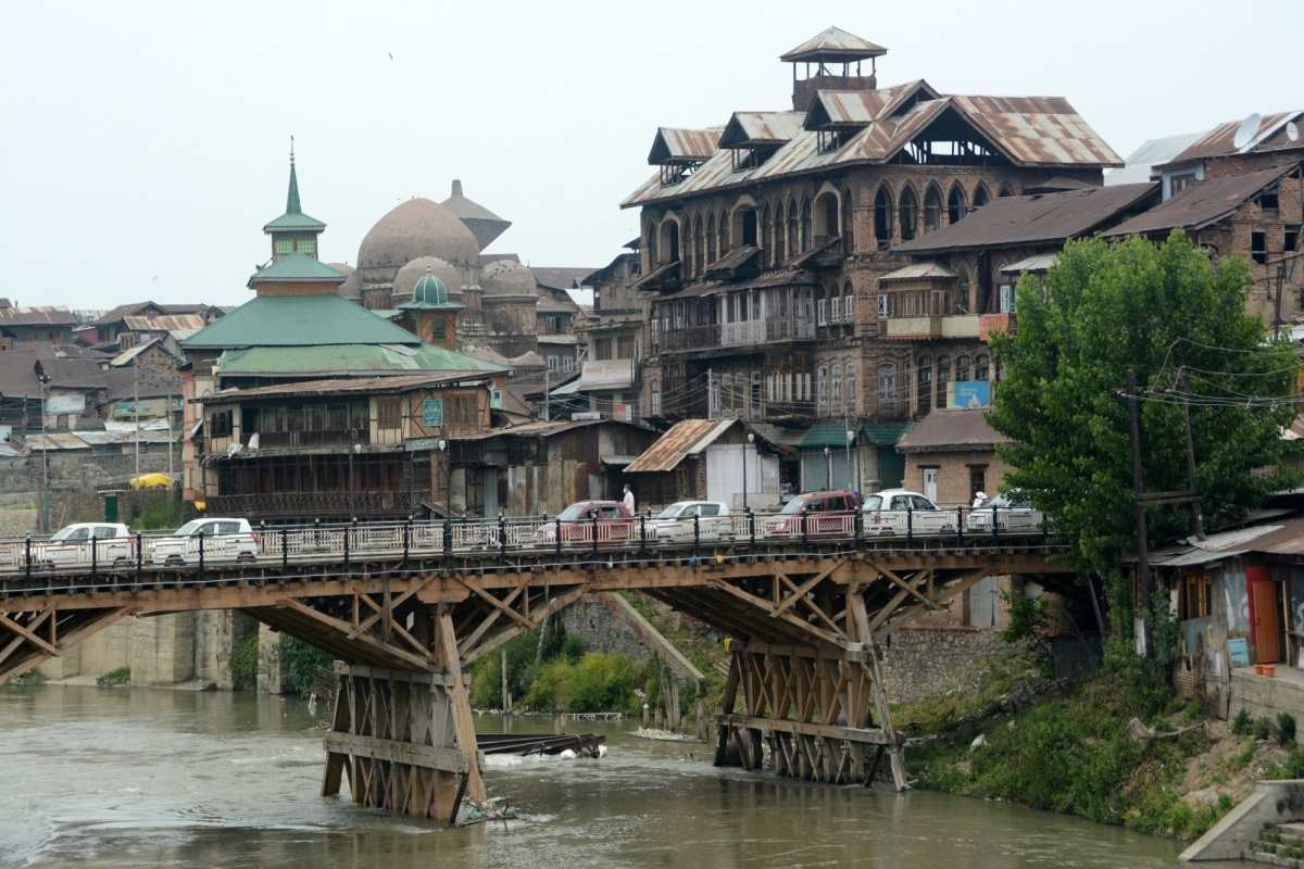 Quiet flows Jhelum as Tagore sups with host Pandit Anand Koul Bamzai in Srinagar