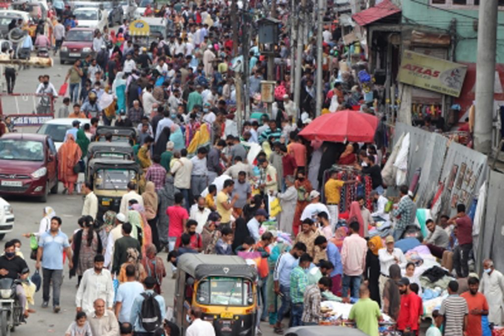 Rain plays spoilsport as Kashmiris throng markets on Eid eve - The ...