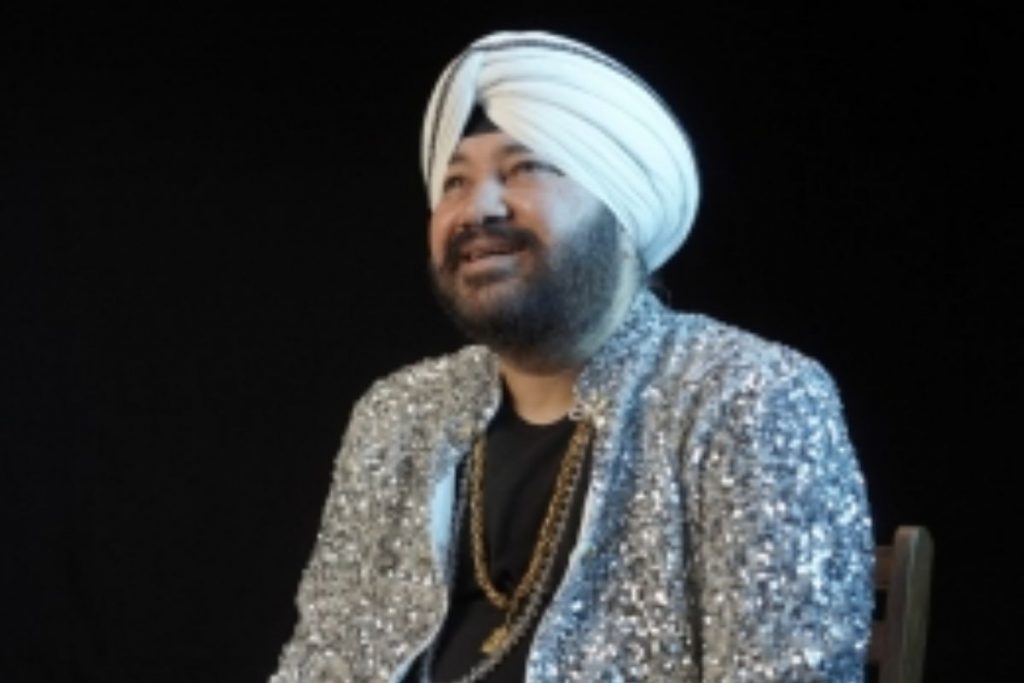 Punjabi singer daler mehndi stylish daughter in law: Daler Son gurdeep  mehndi And his gorgeous wife jessica singh | लाइमलाइटपासून दूर राहतात दलेर  मेहंदीच्या तिन्ही मुली, सून आहे आघाडीची मॉडेल, मिस इंडिया यूरोपचा किताब  केला होता नावी | Divya Marathi