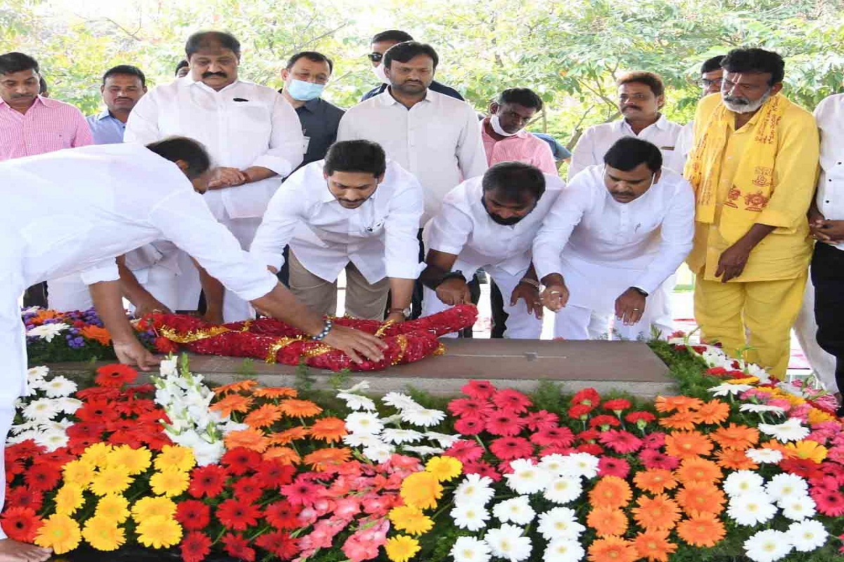 Andhra CM pays homage to YS Rajasekhara Reddy on 12th death ...