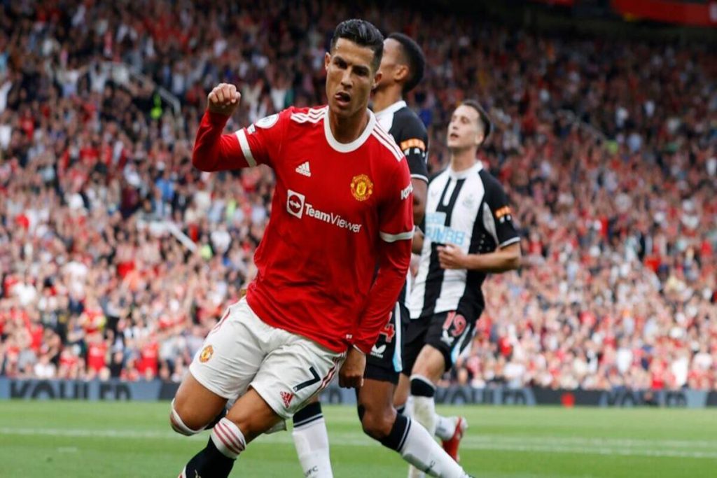 Twitter explodes as Cristiano Ronaldo scores stoppage-time equalizer to  help Manchester United avoid defeat