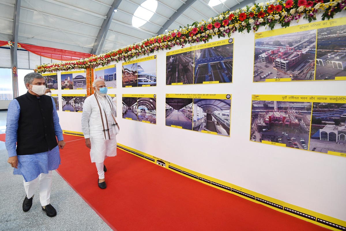 PM dedicates to nation renovated Rani Kamalapati Railway Station besides other projects