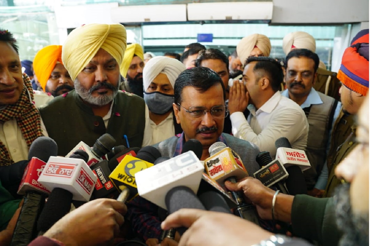 Cong govt patronising sand mafia in Punjab: Kejriwal