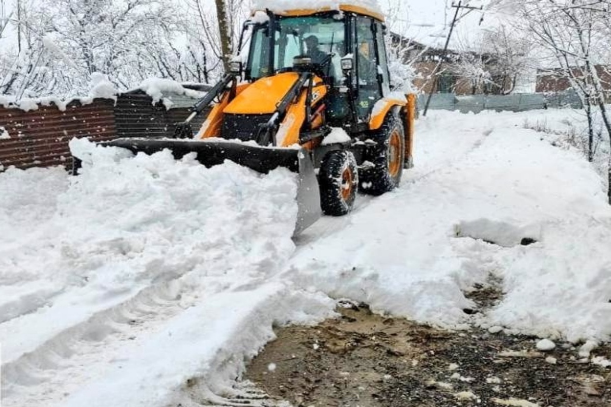 Passengers stranded as flights from Srinagar cancelled, highway shut due to snow