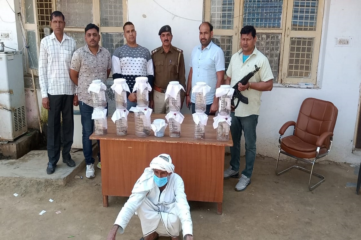 Arms supplier held; 12 desi pistols, 10 cartridges seized