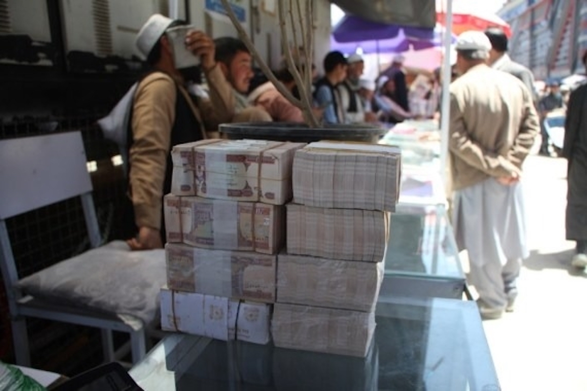 Afghan central bank injects more money to stabilise local currency