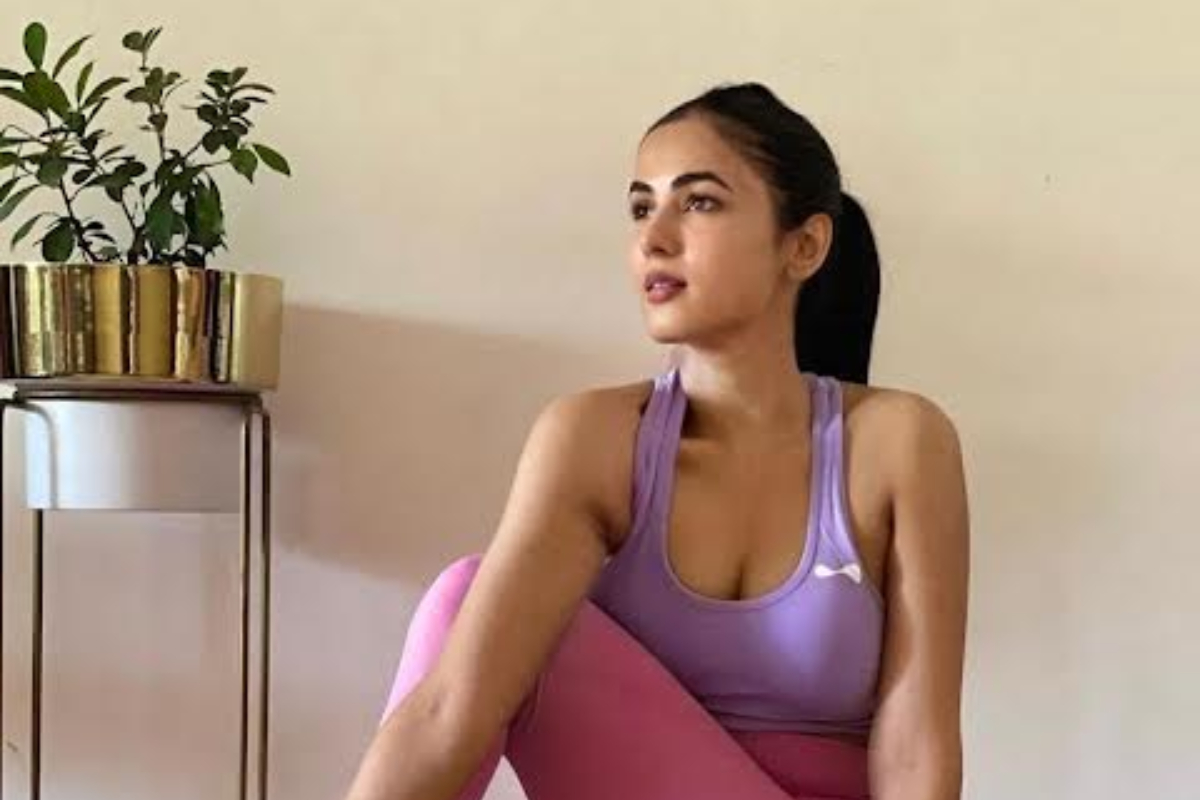 Sonal Chauhan sizzles in her work out mode