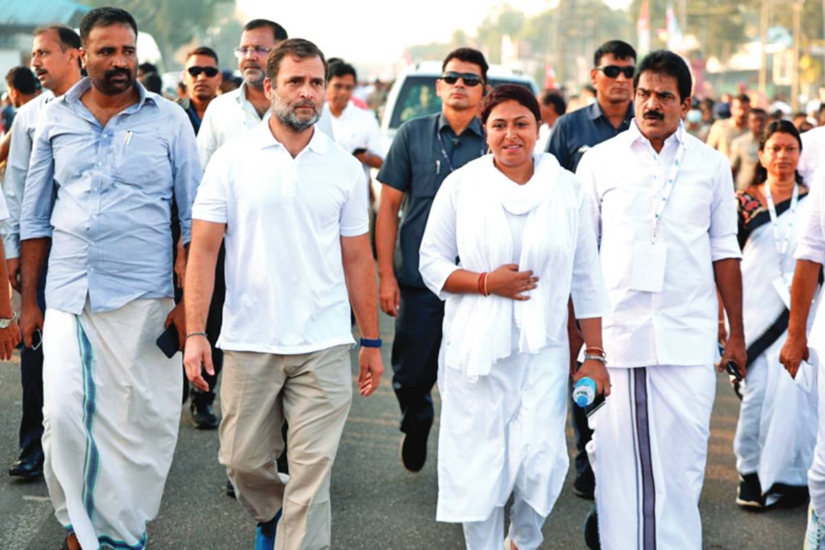 Bengal Congress girl walks beside Rahul Gandhi