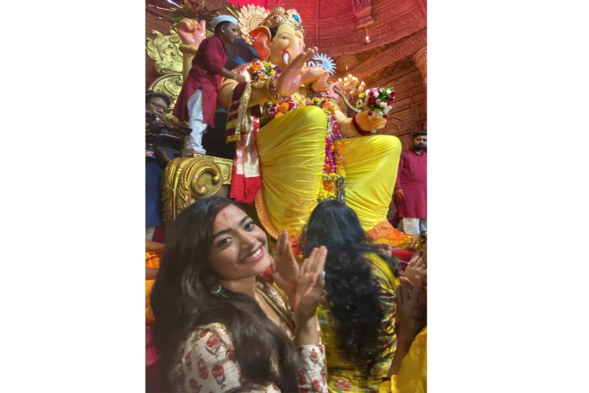 Rashmika Mandanna gets heavily mobbed by fans as she pays visit to Lalbaugh Ka Raja