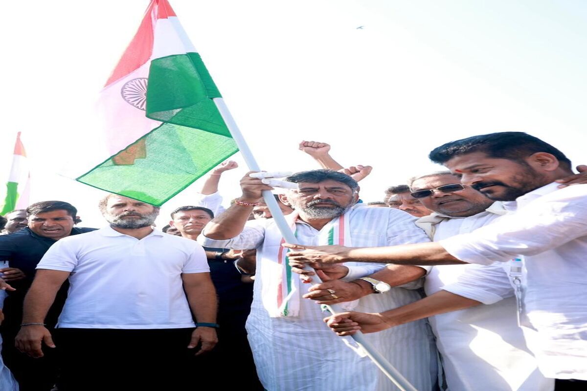 Rousing welcome to Rahul Gandhi in Telangana