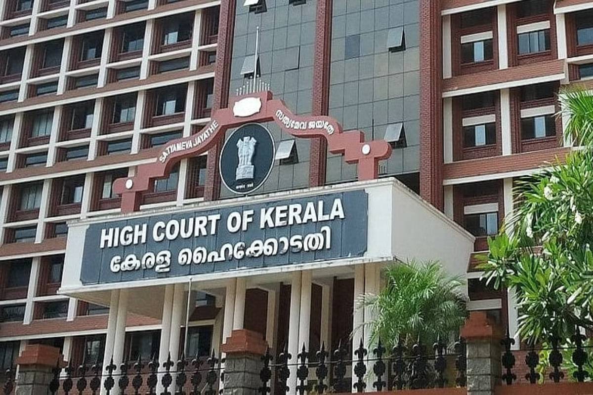 Monthly pay-off case: Kerala HC notice to CM, daughter and others