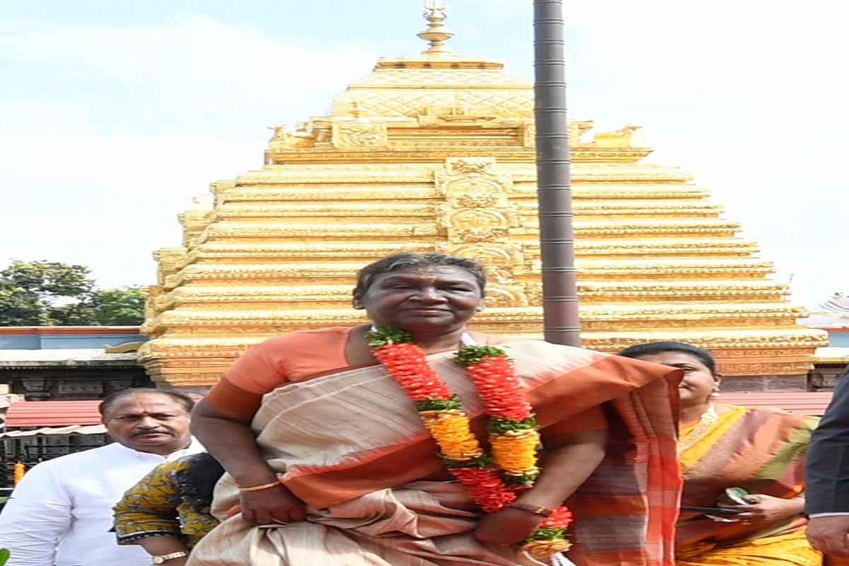 President offers prayers at Srisailam temple