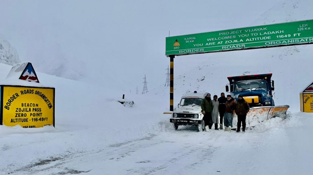 Amidst India-China standoff BRO keeping Zojila Pass open in -20 degrees ...