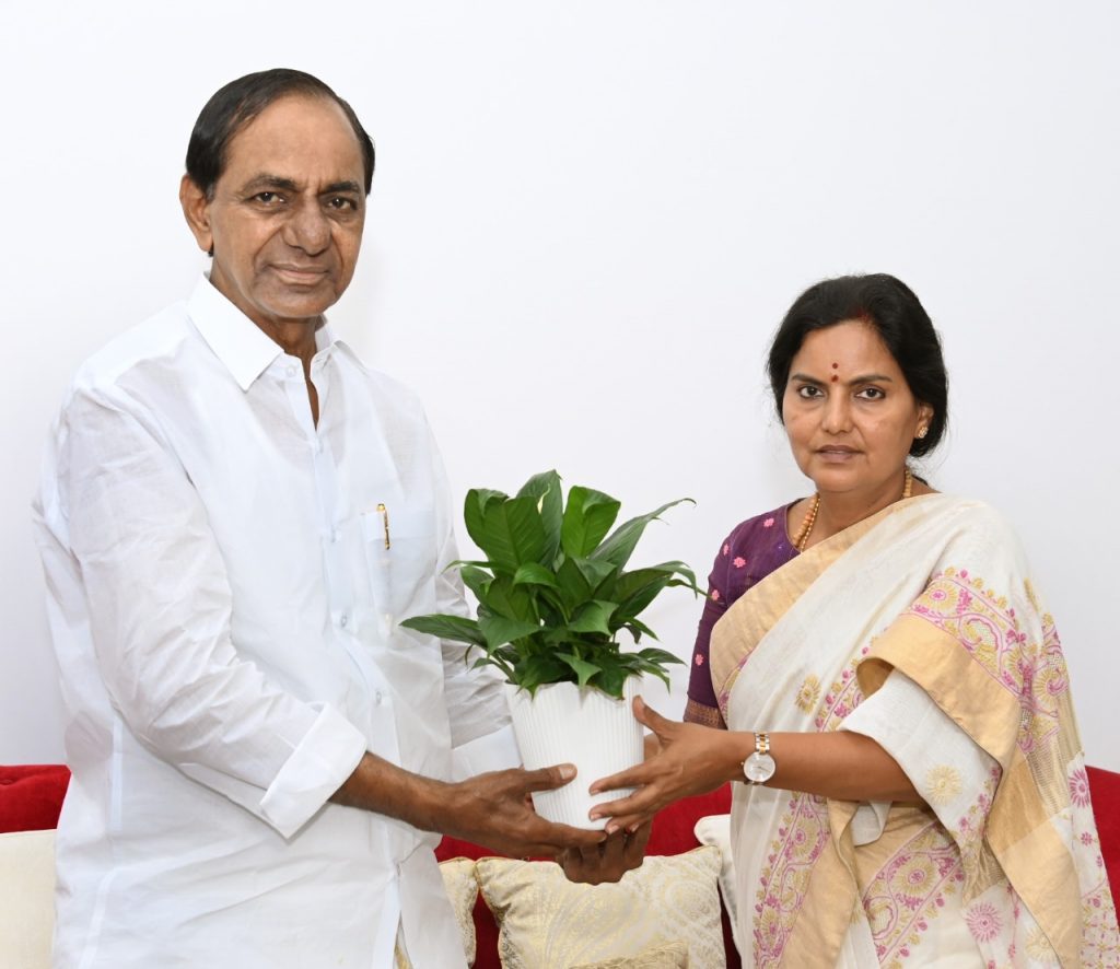 Telangana First Woman Chief Secretary