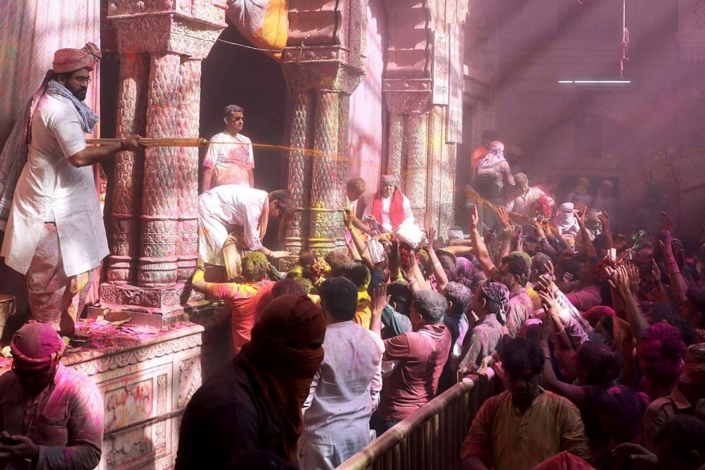 Gokul celebrates 'Chadi Maar' Holi with Bal Krishna