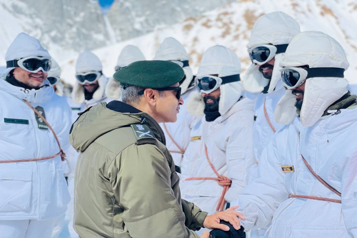 GOC visits troops at frozen frontiers of Siachen Glacier