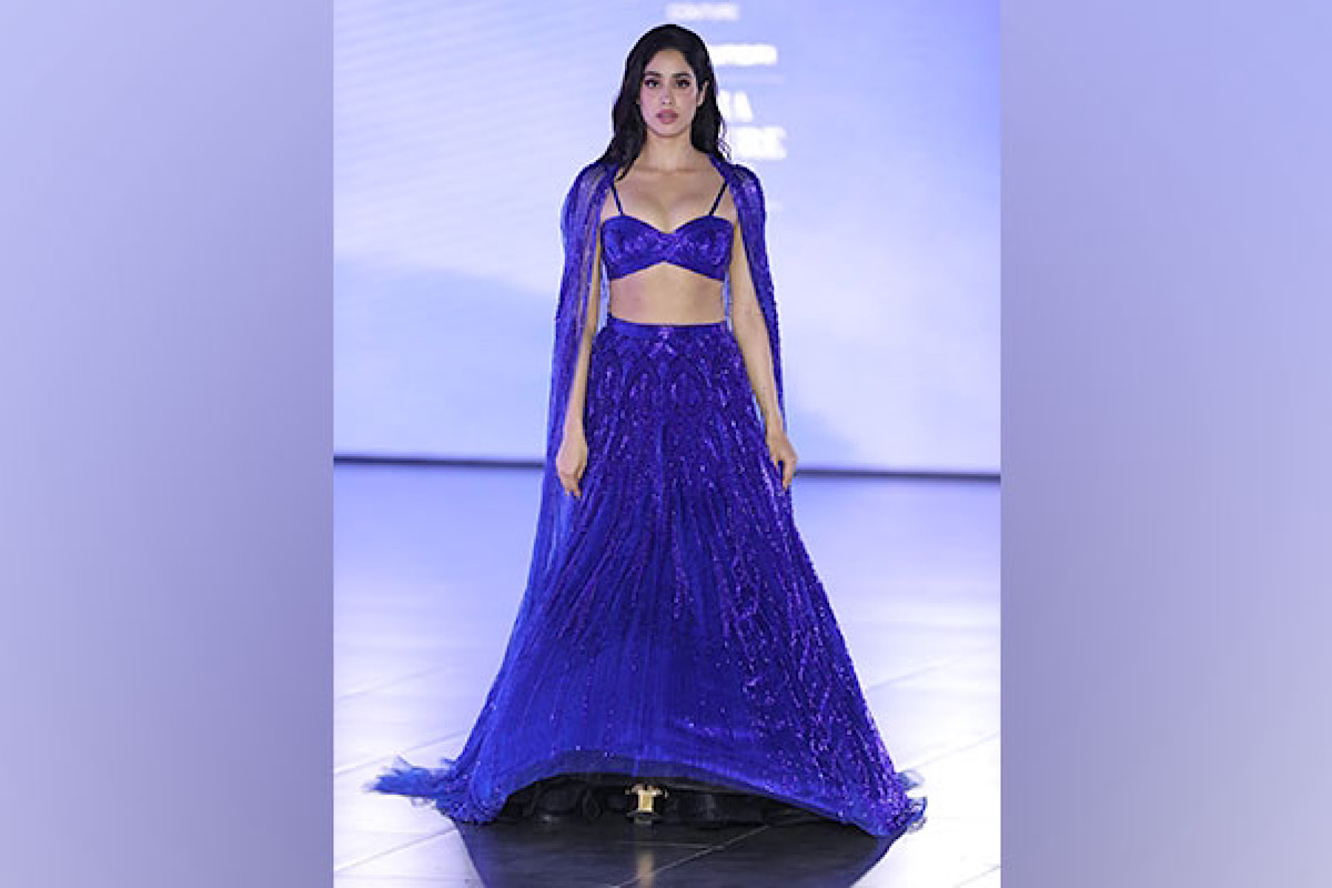 India Couture Week 2023: Janhvi Kapoor creates 'Bawaal' in blue lehenga at  Gaurav Gupta's show