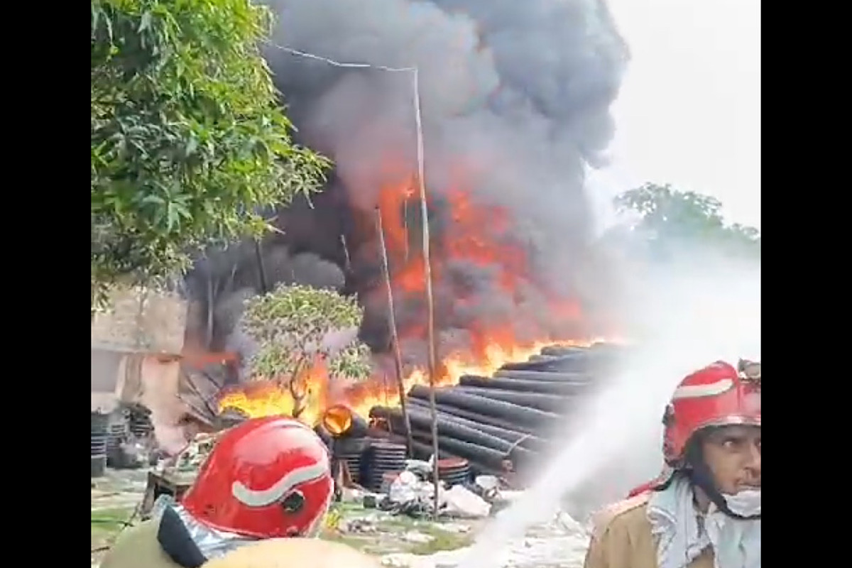 Fierce fire erupts in Nilothi village, 19 fire vans engaged in dousing.