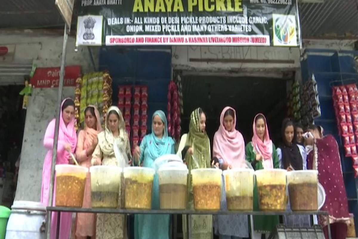 J-K: Women in Rajouri doing small businesses under NRLM UMEED Scheme