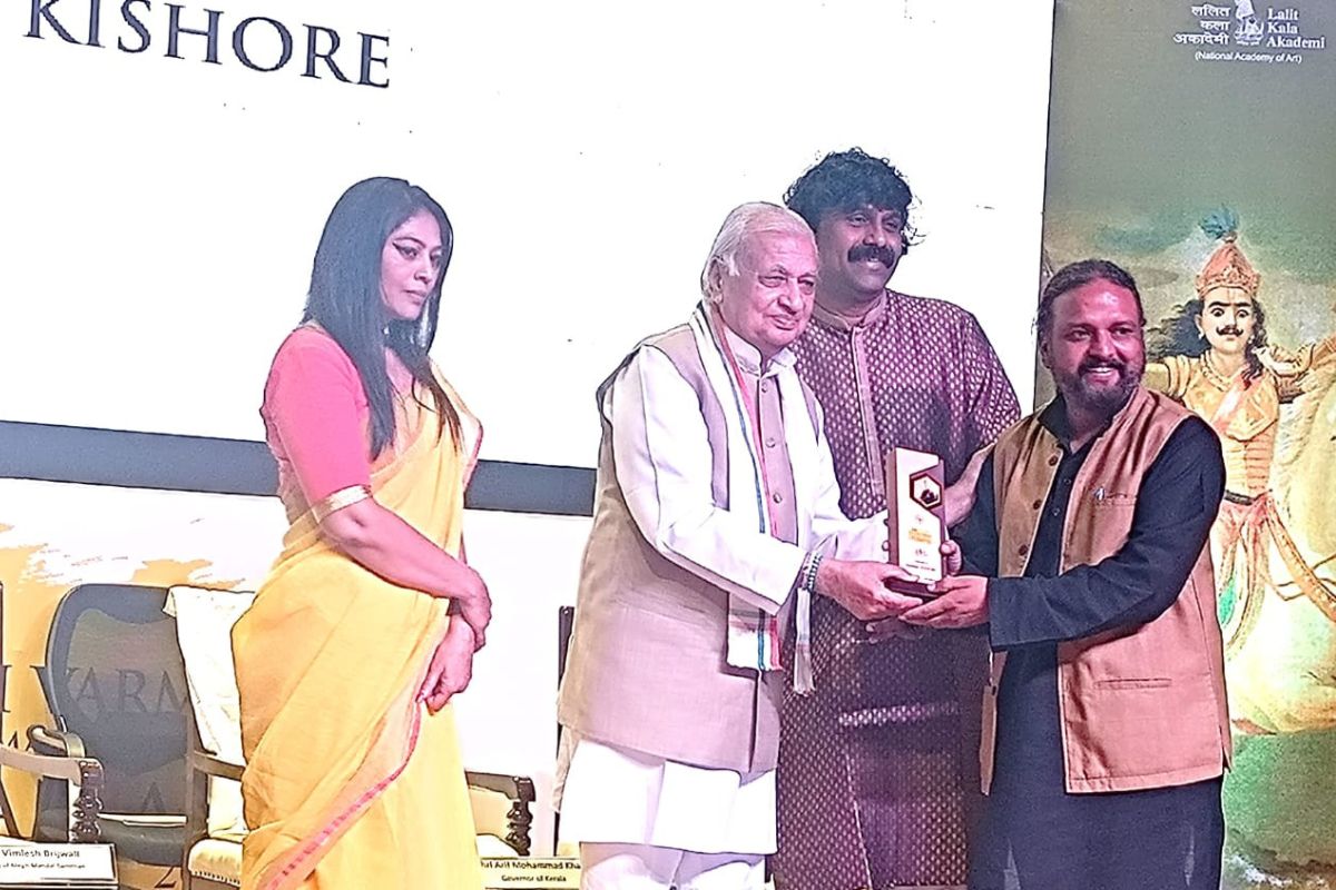 Lalit Kala Academy-Chitranjali feliciates noted artist Nawal Kishore