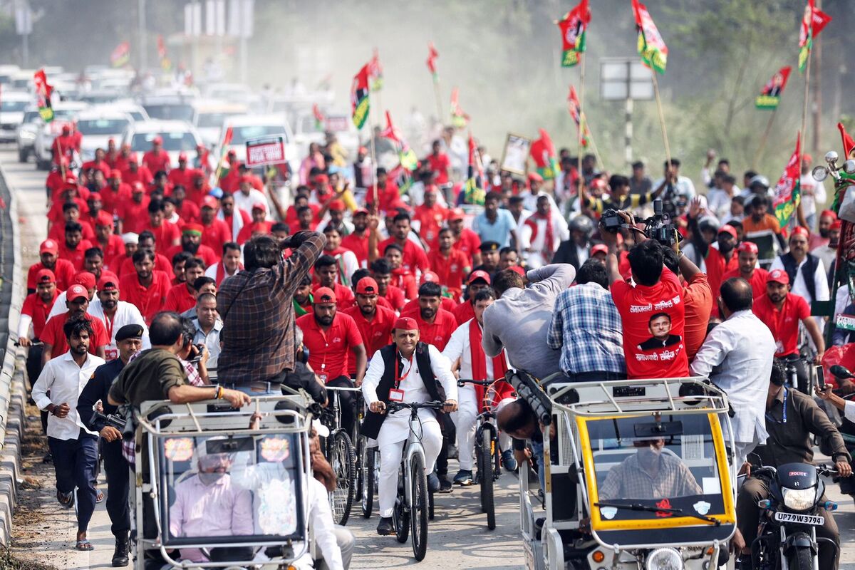 Akhilesh Yadav leads PDA Cycle Yatra on Purvanchal E-Way