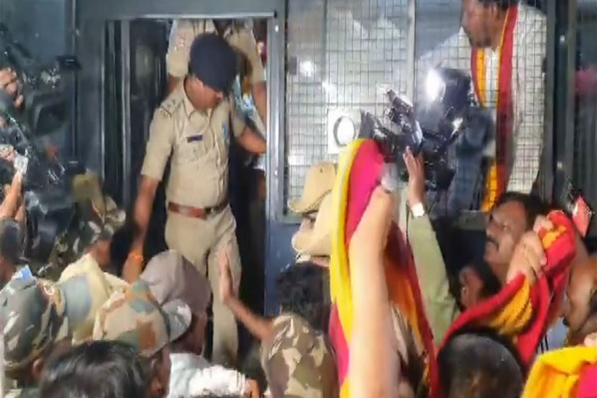 Karnataka: Mandya police detains members of pro-Kannada organisations protesting over Cauvery water issue