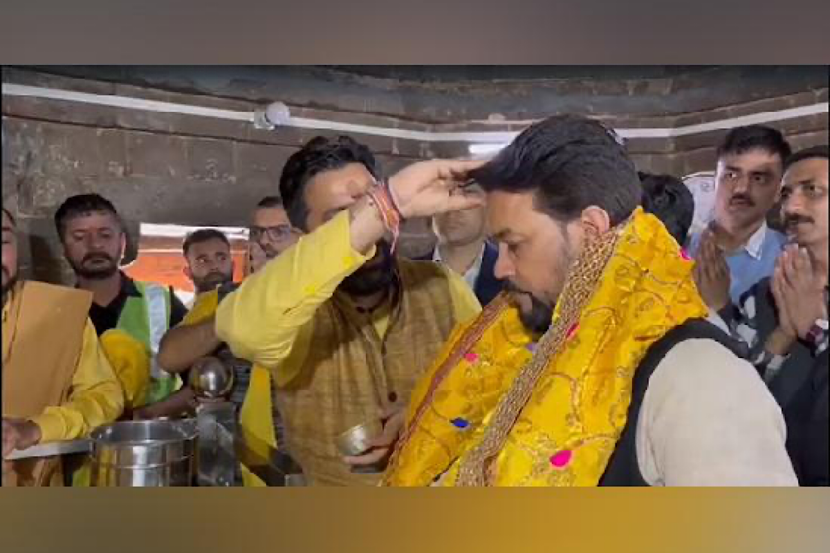 Himachal Pradesh: Union Minister Anurag Thakur offers prayers at Jwala Ji temple on ‘Vijaya Dashmi’