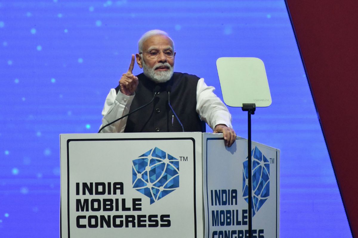 Previous govts were frozen and outdated like old phones: PM