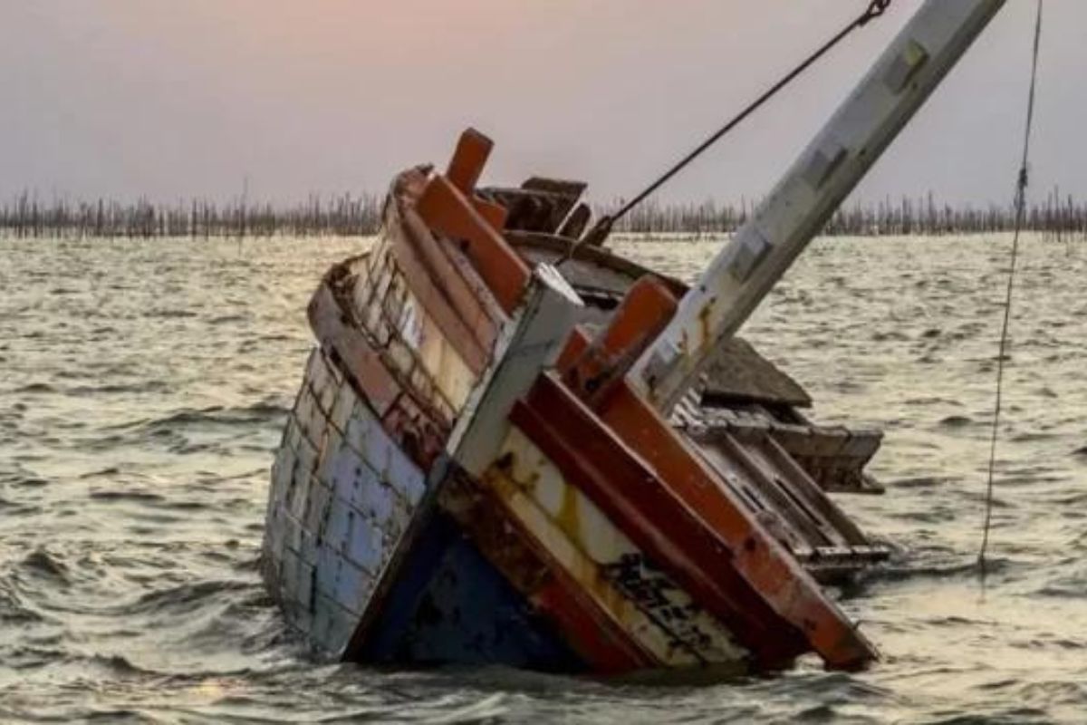 Bangladesh: Six people missing as trawler capsizes in Meghna River