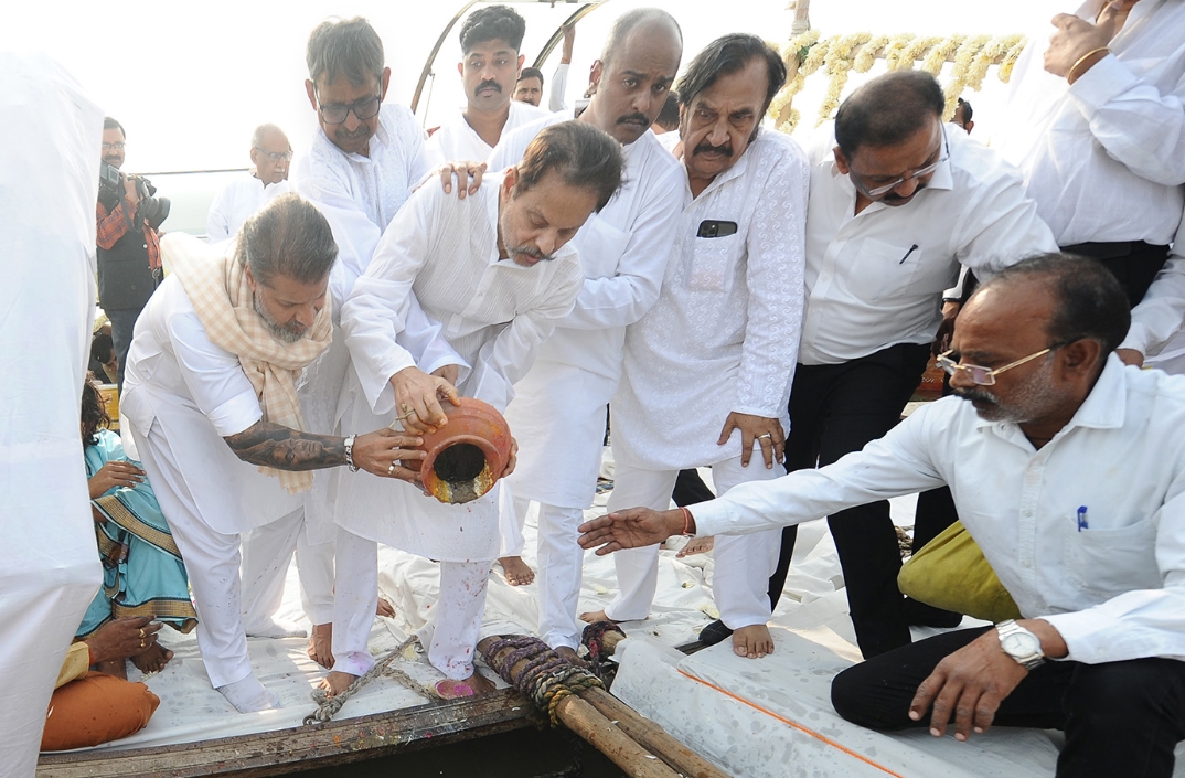 Ashes of Sahara Group founder Subrata Roy Sahara immersed in Ganga at Haridwar VIP Ghat