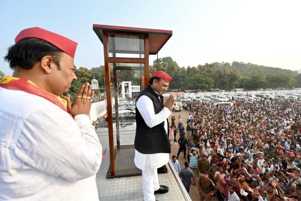 Akhilesh, Dimple intensify campaign in MP